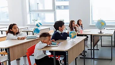 빈 교실 좌석, 코로나19 교육에 지울 수 없는 영향 미쳐