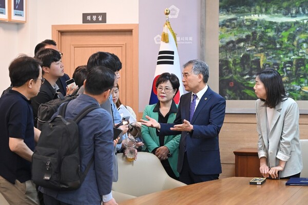 서울의 초중고교 기초학력 진단검사 결과 공개를 두고 학력 향상에 도움이 된다는 찬성론과 학교 간 서열화를 조장한다는 반대론이 나오며 논란이 일고 있다. 서울시의회 