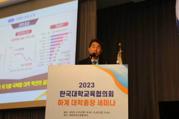 에는 이주호 부총리 겸 교육부장관과 지역인재정책관, 대학규제혁신국장 등이 직접 패널로 참여하여 교육부의 정책 추진 방향에 대해 대학총장들과 의견을 교환하는 시간을 가졌다…