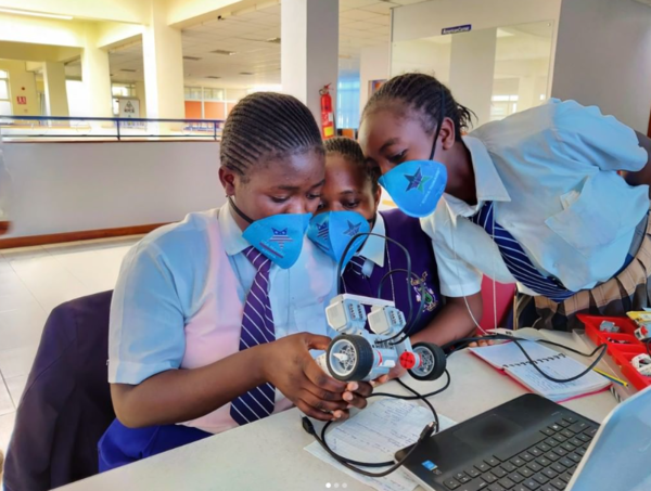 행복한 국제 여성의 날, 스템임팩트센터는 여학생들을 위한 코딩 및 로봇프로그램 캠프를 진행했다. [출처=STEM Impact Center Kenya 인스타그램] 