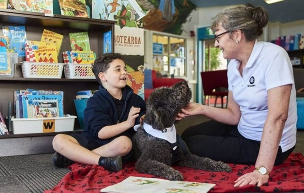 읽기능력을 기를 수 있도록 돕는 독서치료견 [출처=키아키즈뉴스 인스타그램] 