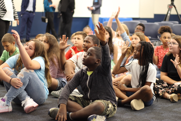 인디애나 런즈 기자회견, 학생들이 많은 관심을 보이고 있다 [출처=마인드트러스트]