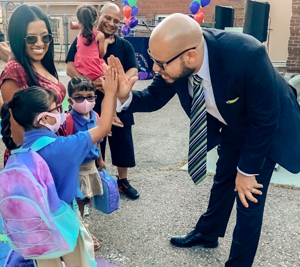 초등학교를 방문한 마레로 교육감  [출처=denverpublicschools ]   