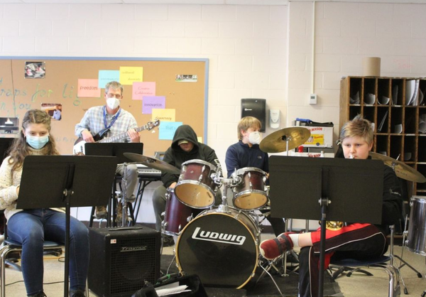 사회경제적 수준이 낮은 학교에는 아이들이 접근 가능한 악기 종류와 수가 부족하다 [출처=Thetford Academy] 