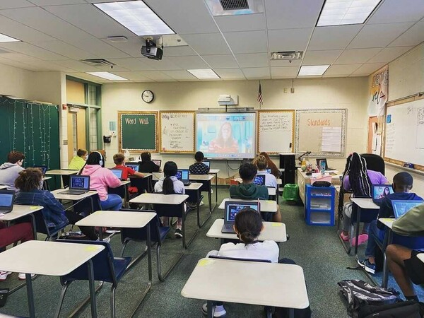 자신과 유사한 배경의 전문가를 만나고 체험하는 경험은 열정과 재능을 발휘할 기회로 이어진다 [출처=DreamWakers] 