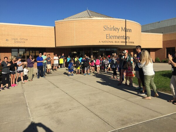 콜롬비아학군의 한 초등학교. 초등학교 교사들이 결석을 자주 한 아이들의 가정을 직접 방문해 출석률을 올렸다 [출처=Mann Elementary School]