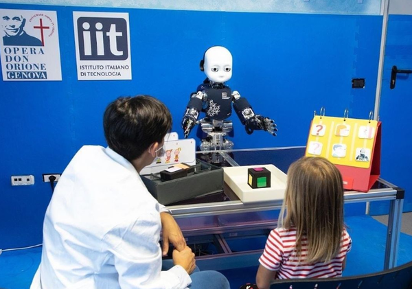 자폐증 재활 클리닉에도 활용된 휴머노이드 로봇 icub [출처=istituto italiano di tecnologia] 