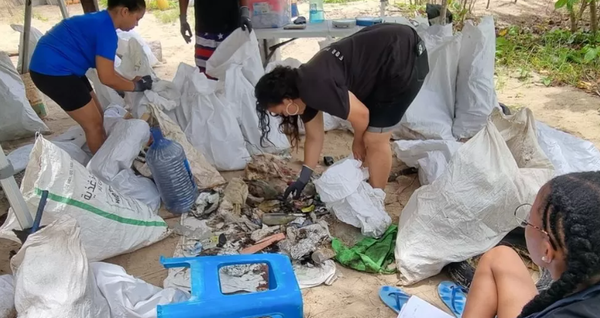 세이셸 해변에서는 바닷물에 떠내려온 쓰레기를 쉽게 찾아볼 수 있다 [출처=나탈리아 로웬] 