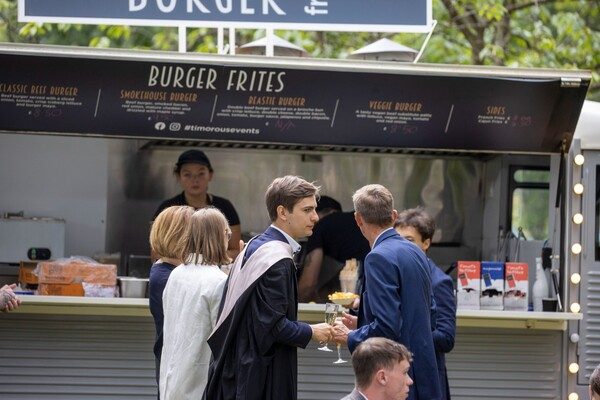 100% 식물 기반 급식을 채택한다. 스털링대학 