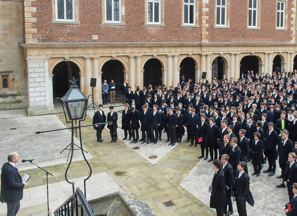 이튼칼리지는 귀족학교로 불리는 명문남자사립학교다. 이튼칼리지 