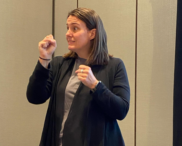  제니 버크너 이사는 얼굴을 마주보고 분명하게 이야기해야 한다고 조언했다. 미국농아인협회