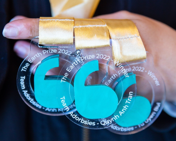 재활용 플라스틱 폐기물로 만든 메달. 지구재단 
