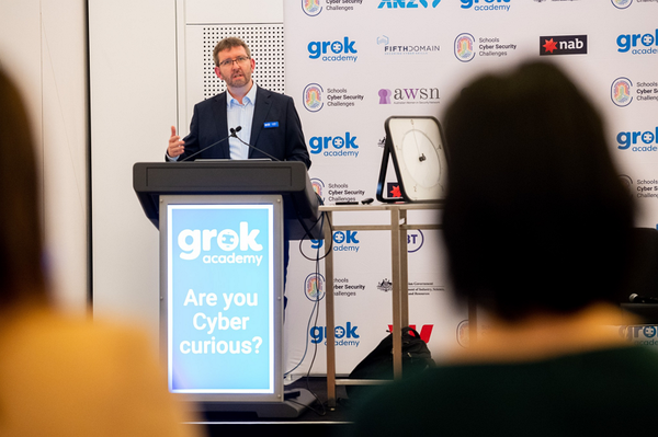 제임스 커런 박사. 그록 아카데미 