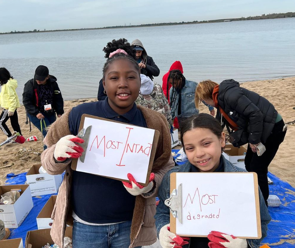 자메이카베이 해변을 청소하는 학생들. 카페테리아컬처 