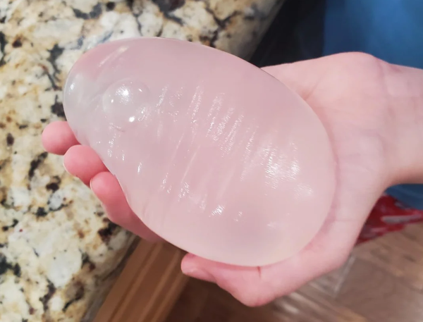 에코히어로는 약 4분의 3컵의 물을 담을 수 있다. 미시 체케츠 