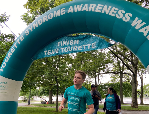 행동요법으로 증상을 관리할 수 있다. 뚜렛증후군 환자들이 참여한 행사 Tourette Awareness. 미국뚜렛증후군협회 