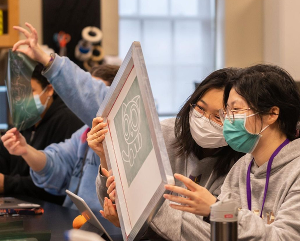 남녀공학 학교 여학생들이 STEM과 같은 남성 중심으로 알려진 과목을 선택할 가능성이 낮다. 국제여학교연합 