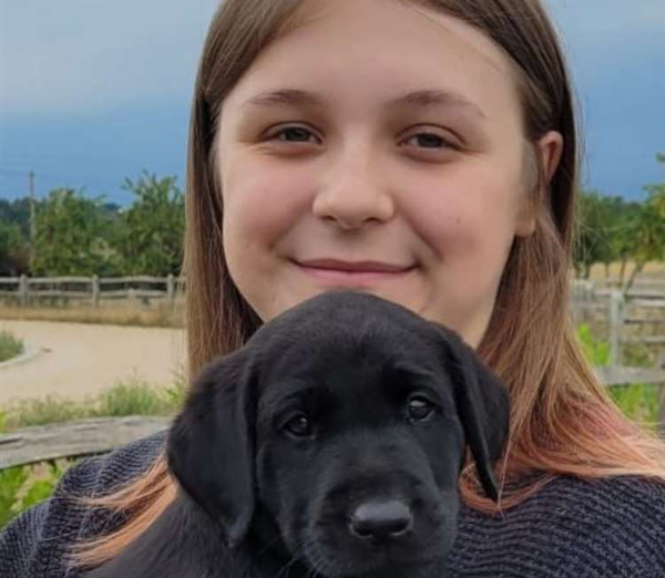 아리바는 엘리 브루너를 위한 기금을 모금하고 있다. 아리바 