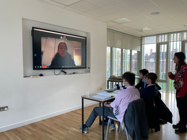 온라인으로 RSC 음성 대표 케이트 고드프레이의 조언을 듣는 슈루즈베리 고등학교 학생들. 슈루즈베리 고등학교