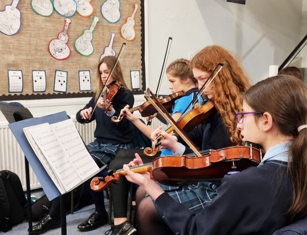 수학과 영어와 같은 핵심과목에 집중하고자 예술교육을 포기해서는 안 된다는 주장이 나왔다. 로몬드사립학교 