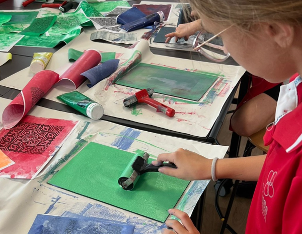 술교육은 학생들의 글쓰기 능력을 향상시켰다. SIS 