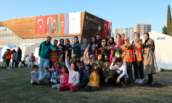 단체 천사의 손 자원봉사자들은 아이들에게 영화, 게임으로 희망을 주려고 한다. 더내셔널 