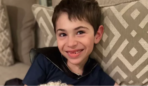 니코는 자폐와 발달장애가 있다. 지난 7월부터 니코가 다니는 특수학급에는 전문 교사가 상주하지 않는다. 카린 모사 