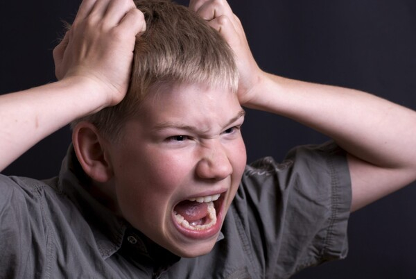 아이의 심술궂은 행동은 종종 부모를 당황하게 한다. 클레이센터