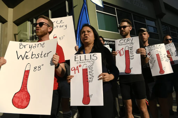 지나치게 더운 교실에서 수업에 참여하는 학생들을 위해 덴버 공립학교 건물 밖에서 시위자들이 형평성을 요구하고 있다. 덴버포스트 