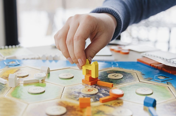 카탄은 전통적인 수학 게임은 아니지만, 플레이어들이 재미있고 흥미로운 방법으로 수학 기술을 개발하도록 도울 수 있다. 카탄