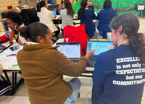 온라인 학습은 K-12 과정 학교를 괴롭히는 많은 문제에 대한 해결책이라는 주장이 나왔다. 프렌드십차터스쿨 