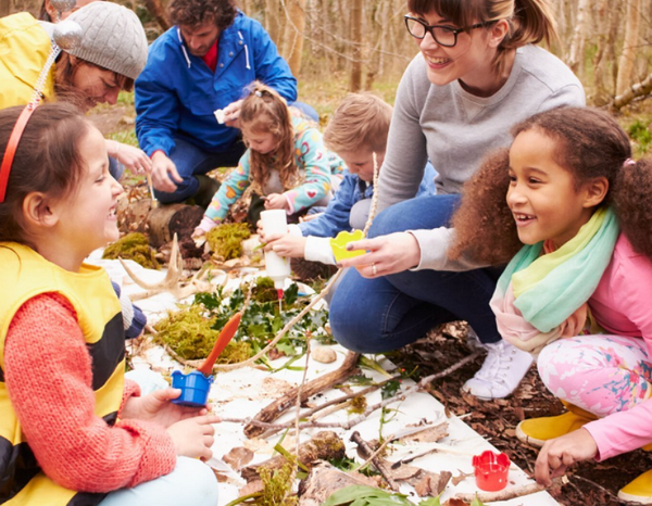 야외놀이는 어린이들이 협동, 의사소통, 그리고 공감과 같은 사회적 기술을 발달시키는 데 도움을 줄 수 있다. 아동과자연네트워크 