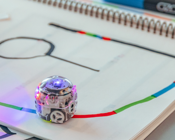 프로그래밍할 수 있는 작은 로봇. 오조봇 