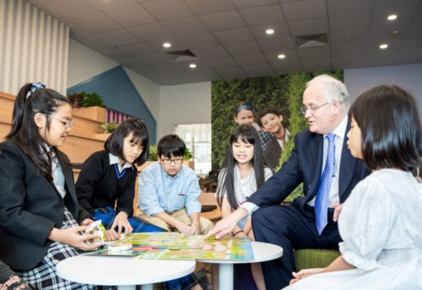 브라이튼 칼리지의 CEO 리차드 케언스 박사가 베트남 분교 첫 입학생들을 만났다. 브라이튼칼리지