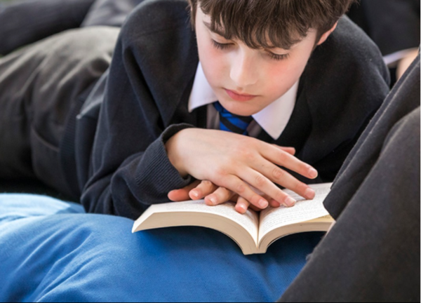 사회적 상호작용이 필요하거나 사회적 상황에 있을 경우 매우 불편함을 느끼거나 상황을 회피한다. 덜위치칼리지 