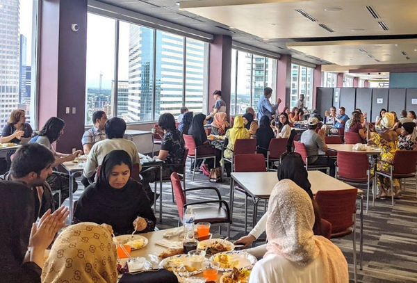 대학은 다른 교육 서비스와 함께 기업별 영어교육 프로그램 제공을 위해 기업들과 협력할 수 있다. 애밀리 그리피스 기술대학