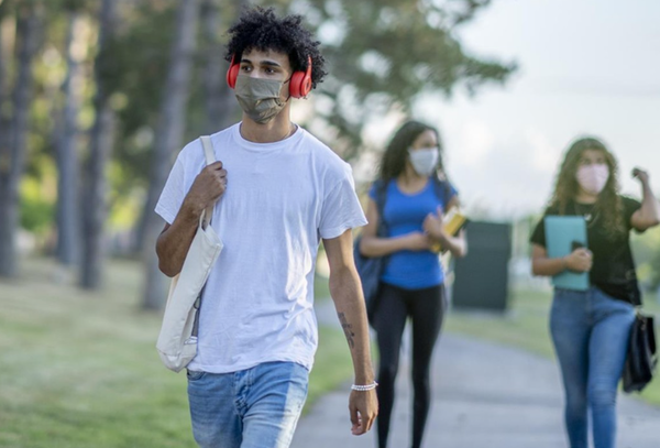 아시아계 미국인 및 태평양 섬주민 청소년과 청년은 약물 사용과 관련된 진단을 받을 가능성은 비히스패닉 백인 청소년 및 청년 환자와 비슷하거나 낮았지만, 병원에 입원할 가능성은 25% 높았다. 캘리포니아주립대학 