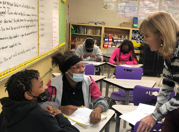 학생들이 교실에서 과제를 완료할 수 있도록 시간을 충분히 준다. 미시시피주교육청 