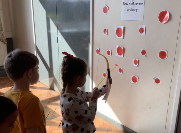 총체적운동기능은 걷기, 점프, 발차기, 똑바로 앉기, 들어올리기, 공 던지기와 같은 동작을 위해 팔, 다리, 몸통을 기능적으로 사용하는 것을 포함한다. 펜틀랜드프라이머리스쿨 