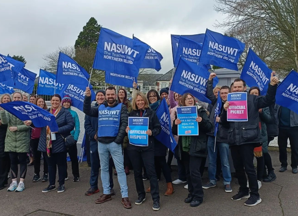업무량 과다, 낮은 임금 등의 이유로 파업을 하고 있는 영국 교사들. NASUWT 