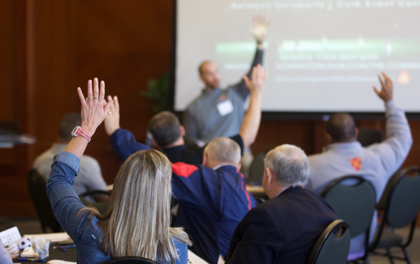 코치들은 선수들의 경험에 대한 통찰력을 얻고 필요한 개선을 하기 위해 피드백 세션을 듣는다. 메트로내슈빌공립학교 교육구 
