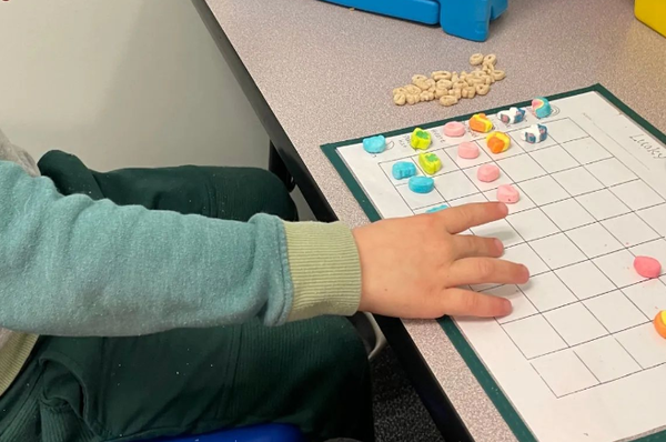 블록, 분수 줄 또는 숫자 줄과 같은 도구를 사용하면 수학적 개념을 시각화하고 계산이 어떻게 작동하는지 더 잘 이해하는 데 도움이 될 수 있다. LLA테라피 