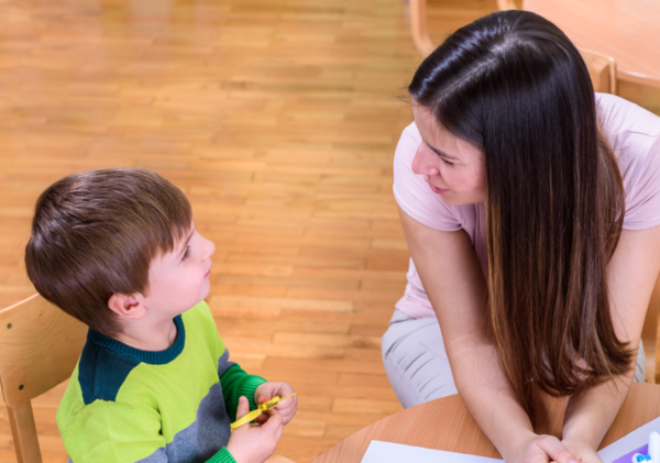 의사소통은 아이의 발달에 있어 중요한 역할을 한다. 키즈아카데미