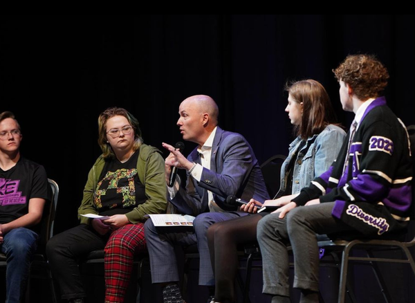 고등학생들을 직접 만난 콕스 주지사. 스펜서콕스 