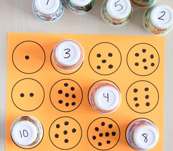  아이들에게 숫자 카드와 같은 수의 사물이 그려진 카드를 맞추도록 한다. 이 활동은 숫자 인식과 수 세기 기술을 발달시키는 데 도움이 된다. 펀러닝포키즈 