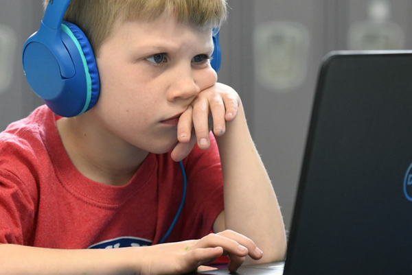 교실에서 기술을 사용하는 경우, 학생들의 주의가 교사의 지시와 기기에서 수행하려는 작업 사이에 분산돼 기억력과 유지력이 떨어진다. 메트로내슈빌공립학교