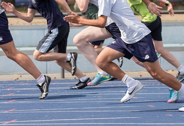 남학생보다 사춘기가 일찍 시작되는 여학생의 경우 15세 또는 16세경에 성장이 멈춘다.  베를린브랜드버그국제학교