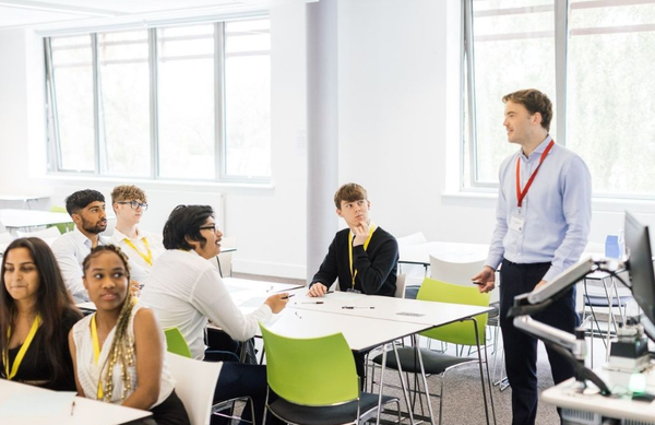 학교에서는 긍정적인 학습 경험을 촉진하는 게임을 신중하게 선택하는 것이 중요하다. 서튼트러스트