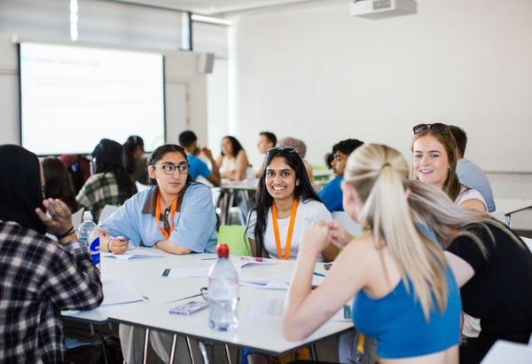 다양한 육아 활동의 효과는 부모의 소득 및 교육 수준보다 훨씬 덜 중요하다. 서튼트러스트