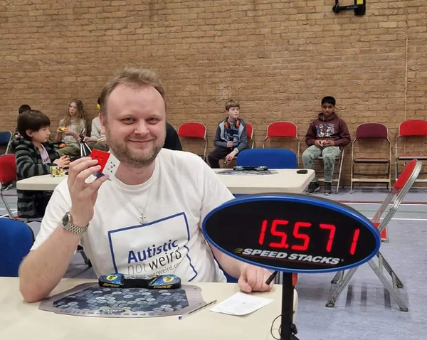 루빅스 큐브 기록자이기도 하다.Autistic Not Weird 